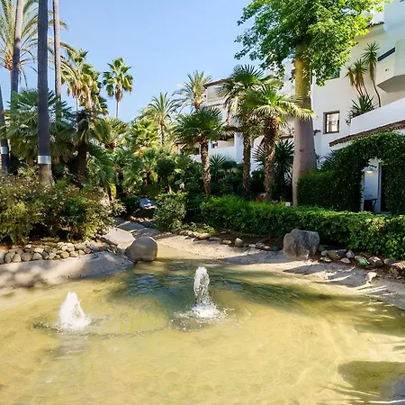 Golden Con Patio Y Piscina Appartamento